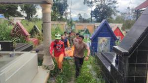 Tim-gabungan-melakukan-evakuasi-jenazah-yang-ditemukan-pemancing-di-jurang.jpg