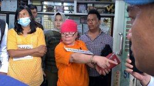 Tiromsi-Sitanggang-menunjukkan-posisi-mobilnya-dalam-rekonstruksi.jpg