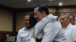 Tom-lembong-dan-istri-berpelukan-usai-vonis.jpg