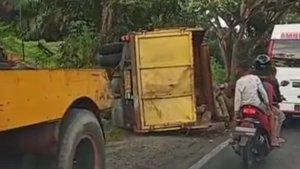 Truk-Pengangkut-Kayu-Terguling-di-Batubara.jpg