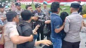 Tujuh-orang-aktivis-mahasiswa-diamankan-oleh-petugas-saat-melakukan-unjuk-rasa_1.jpg