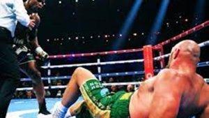 Tyson-Fury-dipukul-jatuh-oleh-Francis-Ngannou-di-ronde-ketiga.jpg