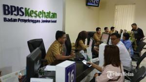 UHC-MEDAN-Sejumlah-warga-antre-mendaftar-sebagai-peserta.jpg