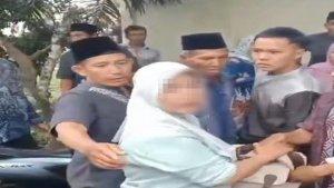 VIRAL-Aksi-Nekat-Ibu-ibu-Kepergok-Mencuri-Uang-di-Rumah-Duka-Ditangkap-Warga-Ada-Gumpalan-Rp200000.jpg