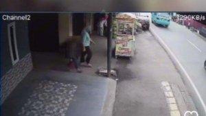 VIRAL-Emak-emak-Kepergok-Maling-Uang-Rp-60-Juta-Sambil-Gendong-Anak-Santai-Geledah-Lemari.jpg