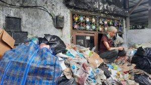 VIRAL-Nenek-75-Tahun-Tinggal-di-Rumah-Penuh-Sampah-Ditinggal-Mati-Suami-Diusir-Anak-Tiri.jpg