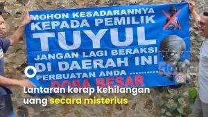 VIRAL-Spanduk-Tuyul-Dilarang-Beroperasi-di-Ciamis-Warga-Resah-Uang-Jutaan-Hilang-Tobatlah.jpg