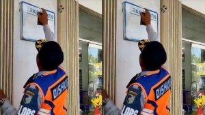 VIRAL-Video-Petugas-Dishub-Hapus-Tulisan-Gratis-Parkir-di-Depan-Minimarket-Netizen-Kenapa-Dihapus.jpg