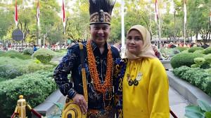 Velix-Wanggai-dan-istri.jpg