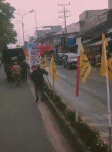 Video-petugas-Satpol-PP-sedang-mencabuti-bendera-berlambang.jpg