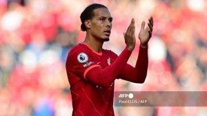 Virgil-van-Dijk-bertepuk-tangan.jpg