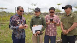 Wakil-Bupati-Toba-Serahkan-Proposal-Permohonan-PKH-untuk-Jalan-kepada-Menhut.jpg