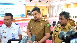 Wali-Kota-Medan-Bobby-Nasution-melakukan-penandatanganan.jpg