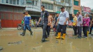 Wali-Kota-Medan-Rico-Tri-Putra-Bayu-Waas-meninjau-jalan-rusak-berat.jpg