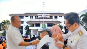 Wali-Kota-Medan-Rico-Tri-Putra-Bayu-Waas-saat-menandatangani.jpg