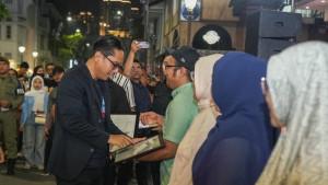 Wali-Kota-Medan-Rico-Tri-Putra-Bayu-Waas-saat-menyerahkan.jpg