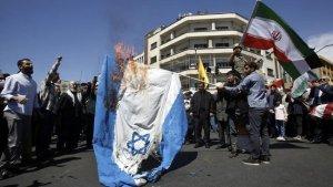 Warga-Iran-membakar-bendera-Israel-ss.jpg