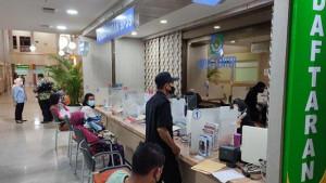 Warga-Medan-sedang-mengurus-administrasi-pendaftaran.jpg