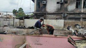 Warga-di-Puing-puing-kebakaran.jpg