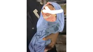 Warga-mengendong-bayi-laki-laki-yang-ditemukan.jpg