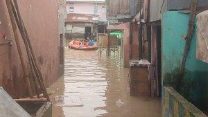 Warga-sedang-melewati-banjir-yang-terjadi-di-Kampung-Aur.jpg