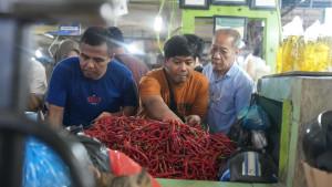 Warga-sedang-membeli-cabai-grdv.jpg