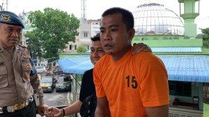 Wem-Pratama-pelaku-pembunuhan-ibu-kandung-ketika-digiring.jpg
