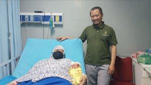 Windayani-dan-Suami-juga-salah-satu-Putri-kembarnya_.jpg