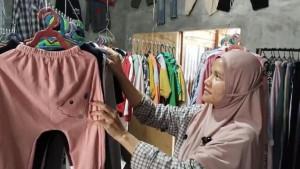 Yuni-penjual-pakaian-bekas-atau-monza-di-pasar-TPO-Tanjungbalai.jpg