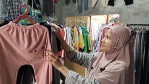 Yuni-penjual-pakaian-bekas-atau-monza-di-pasar-TPO.jpg