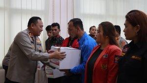bantua-paket-sembako-kepada-warga-masyarakat.jpg