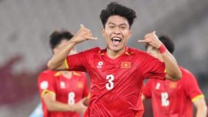 bek-tengah-Vietnam-U23-Pham-Ly-Duc-selebrasi.jpg