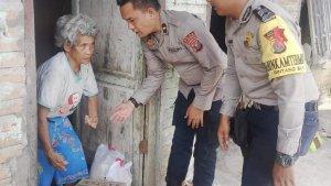 brimen-sihotang-memberikan-beras-kepada-lansia.jpg