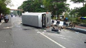 bus-Excecutive-Thomas-Trans-terguling.jpg