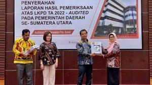 dr-Susanti-menerima-langsung-LHP-atas-LKPD-Pemko-Pematang-Siantar-Tahun-Anggaran-2022.jpg