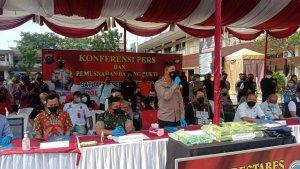dua-kurir-tukang-reparasi-timbangan-dan-petani.jpg