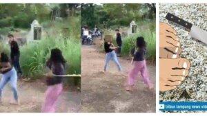 duel-gadis-celurit-tribunmedan.jpg
