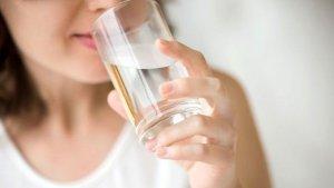 ginjal-manfaat-minum-air-putih-tapi-kebanyakan-minum-malam-hari-merusak-ginjal-sakit-asam-urat.jpg