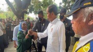 ibu-setengah-terisak-memegang-tangan-Presiden-Jokowi.jpg