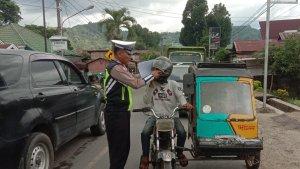 ingatkan-pengendara-pakai-helm.jpg