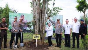 kapolda-sumut-agung-tanam-pohon-m3m3m3.jpg