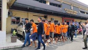 kesembilan-bandit-jalanan-saat-digiring-ke-sel-tahanan-Polrestabes-Medan.jpg