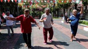 lomba-17-agustus-lansia.jpg