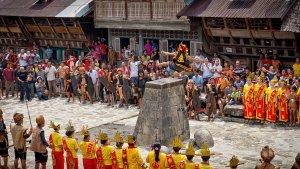 lompat-batu-suku-Nias-ditonton-warga.jpg