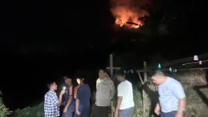 memadamkan-kebakaran-di-perbukitan-Tanah-Merah-Sibolga-Selatan-Rabu-179-malam.jpg