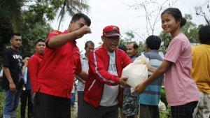 memberikan-bantuan-berupa-sembako-kep.jpg