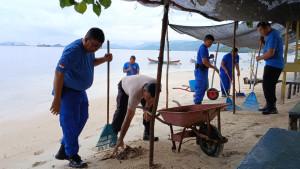 memungut-sampah-plastik-di-Pesisir-Pantai-Pendaratan-Sarudik.jpg