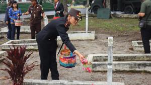 menabur-bunga-di-TMP-Nagur-dalam-rangka-HUT-TNI-ke-80-Jumat-3102025.jpg