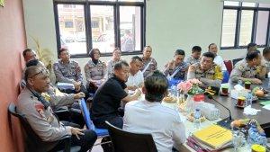menerima-arahan-serta-evaluasi-guna-meningkatkan-efektivitas-operasi-di-lapangan.jpg