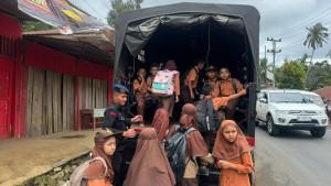 mengantar-jemput-anak-anak-sekolah-di-Kecamatan-Angkola-Timur.jpg